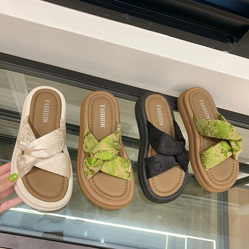 2025春夏新款时尚珍珠平底休闲高级法式爆款休闲外穿防滑拖女鞋