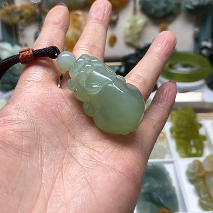 蛇纹石玉颈饰未镶嵌