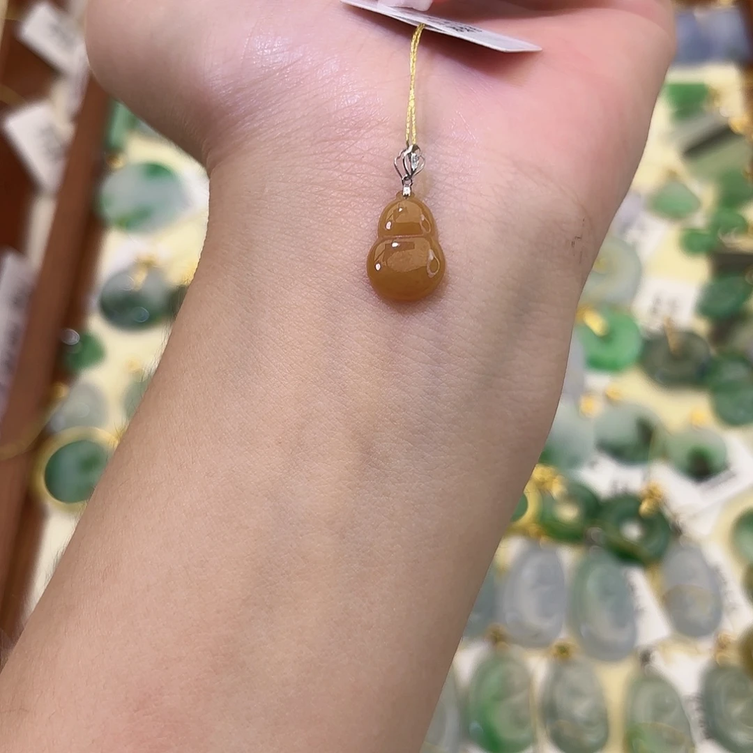 颈饰18K金镶嵌翡翠葫芦