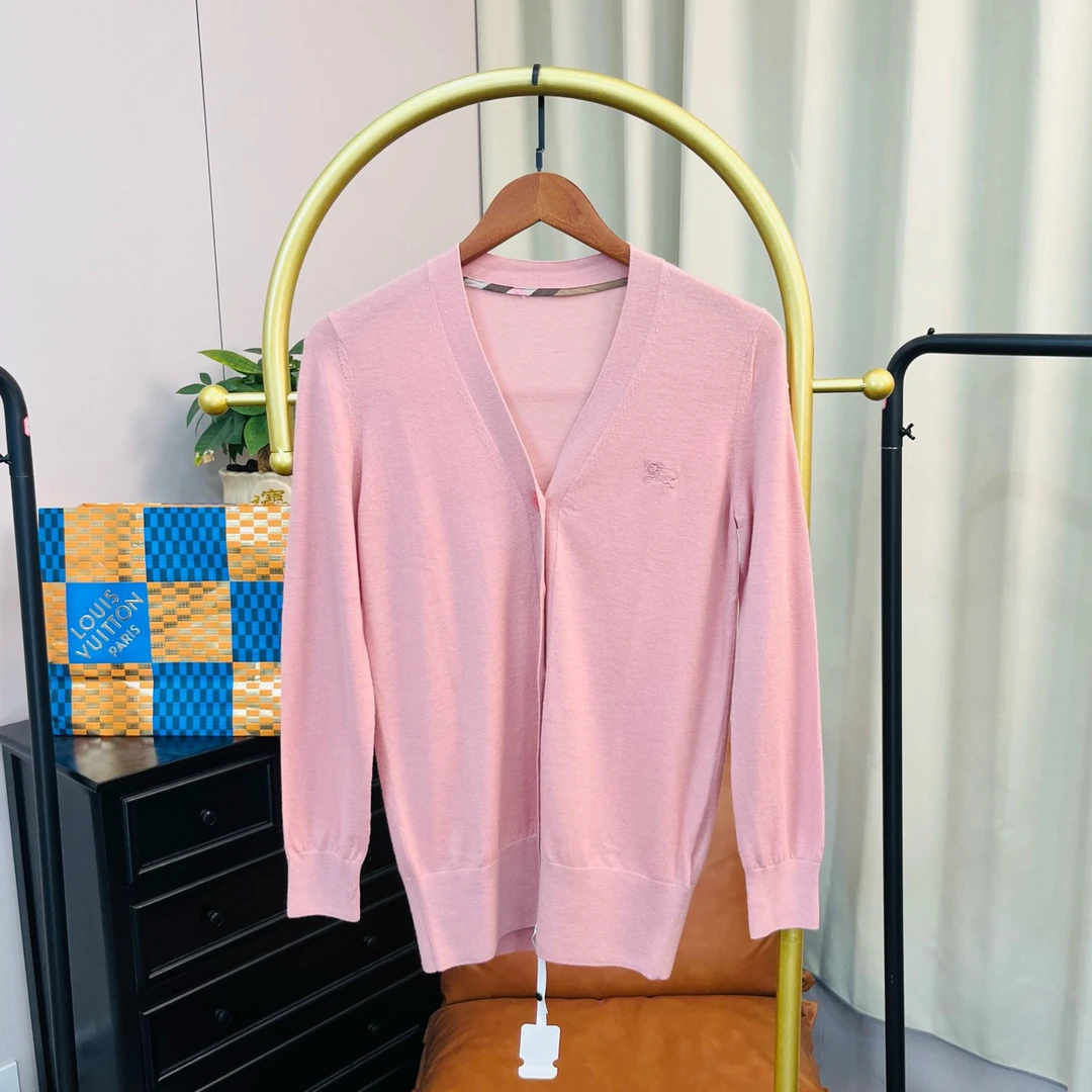 99新 BURBERRY/博柏利 粉色战马logo开衫 无领标 尺码标 背后破洞