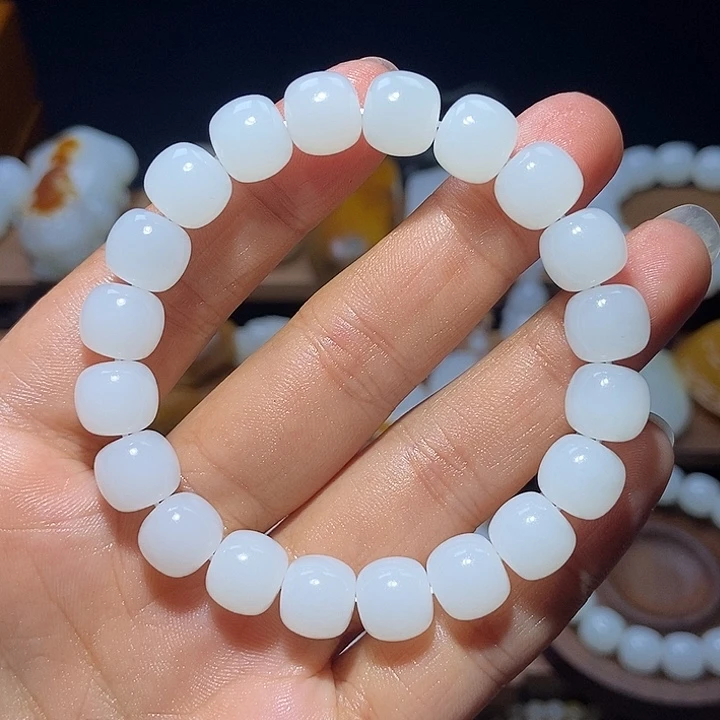 樱***雄和田玉未镶嵌颈饰