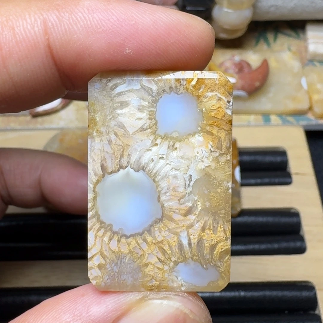 石英质玉纯天然色有机玉石保真色未镶嵌手工牌 三个鱼塘