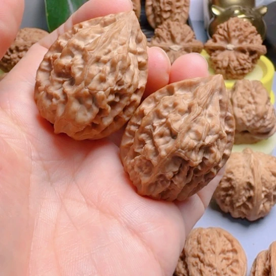 十三陵鸡心文玩核桃