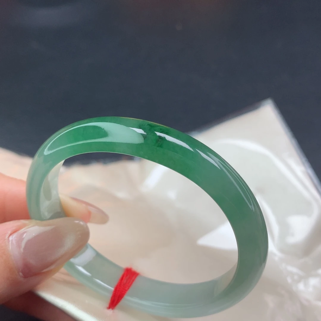 翡翠手镯未镶嵌(52号)贵妃，正圈戴47.48