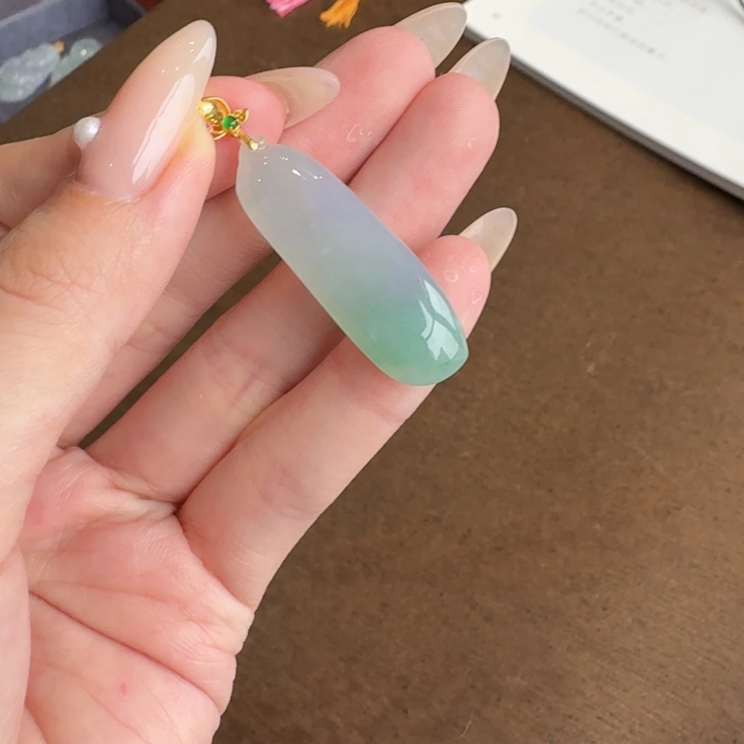 翡翠颈饰18K金镶嵌淡春彩福瓜