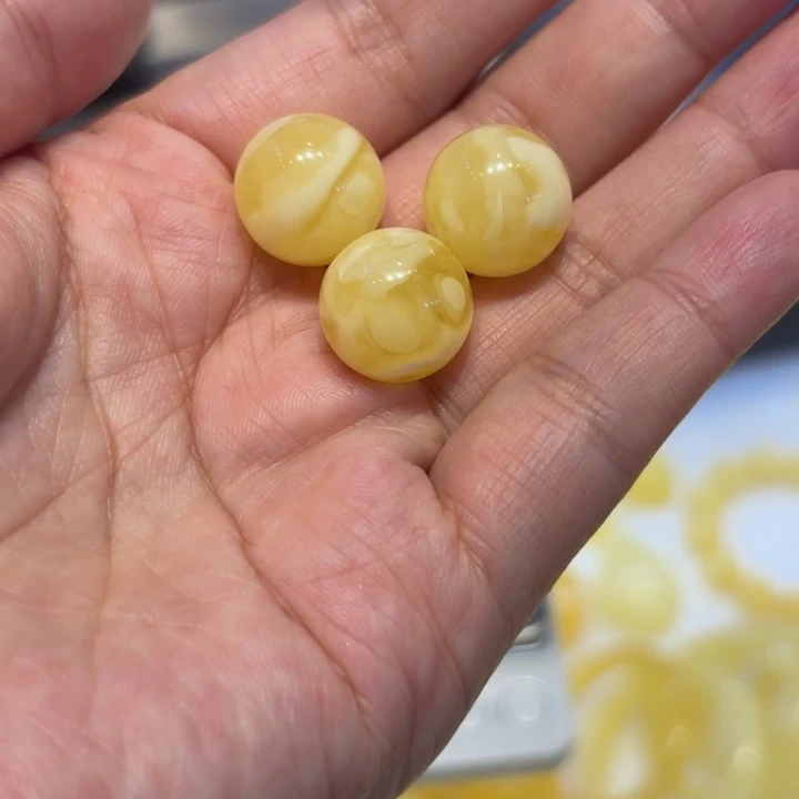 琥珀未镶嵌颈饰蜜蜡