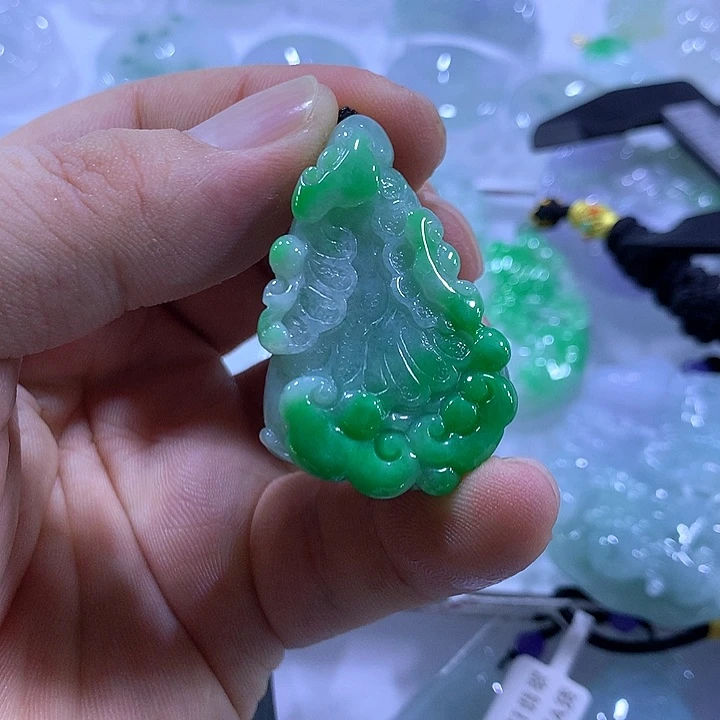 苗***颈饰未镶嵌翡翠天然翡翠A货吊坠