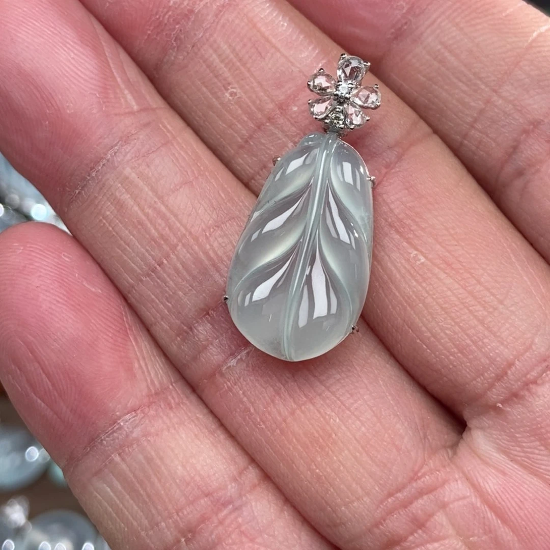 颈饰18K金镶嵌翡翠叶子