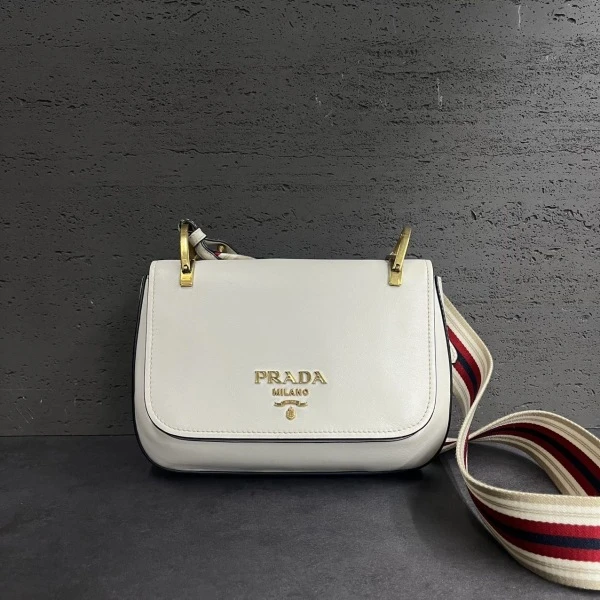 普拉达/包包/95新/市场价19000/250916TA0019