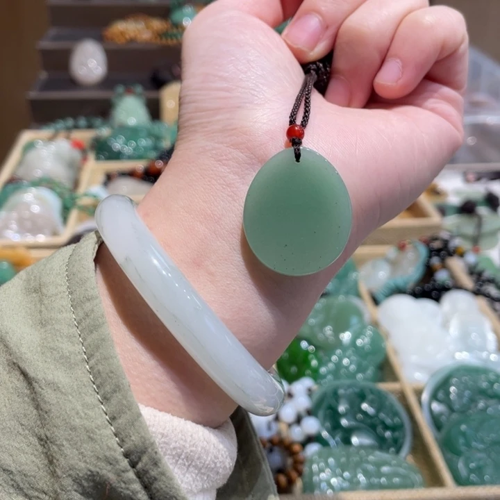 石英质玉未镶嵌颈饰