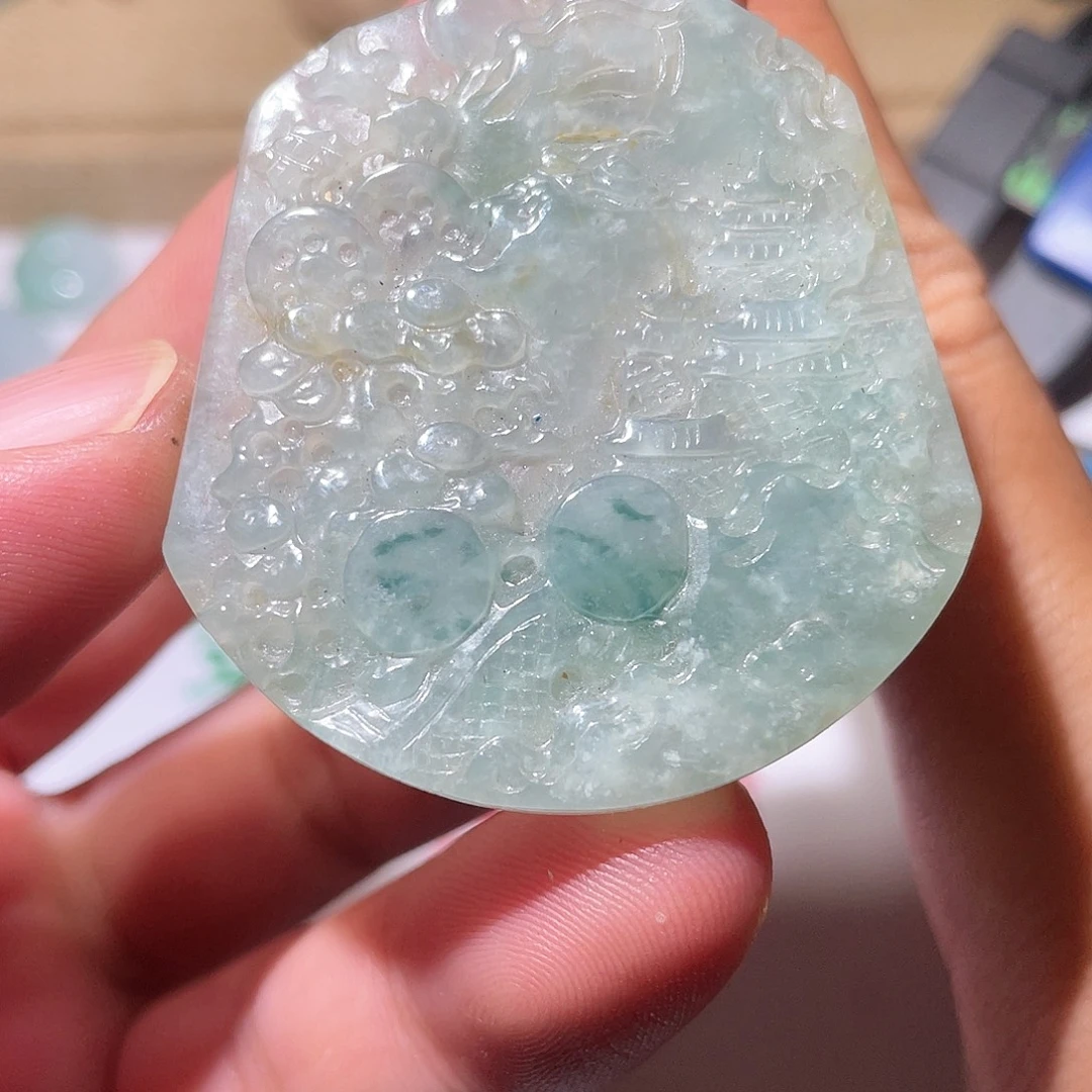 翡翠未镶嵌颈饰山水