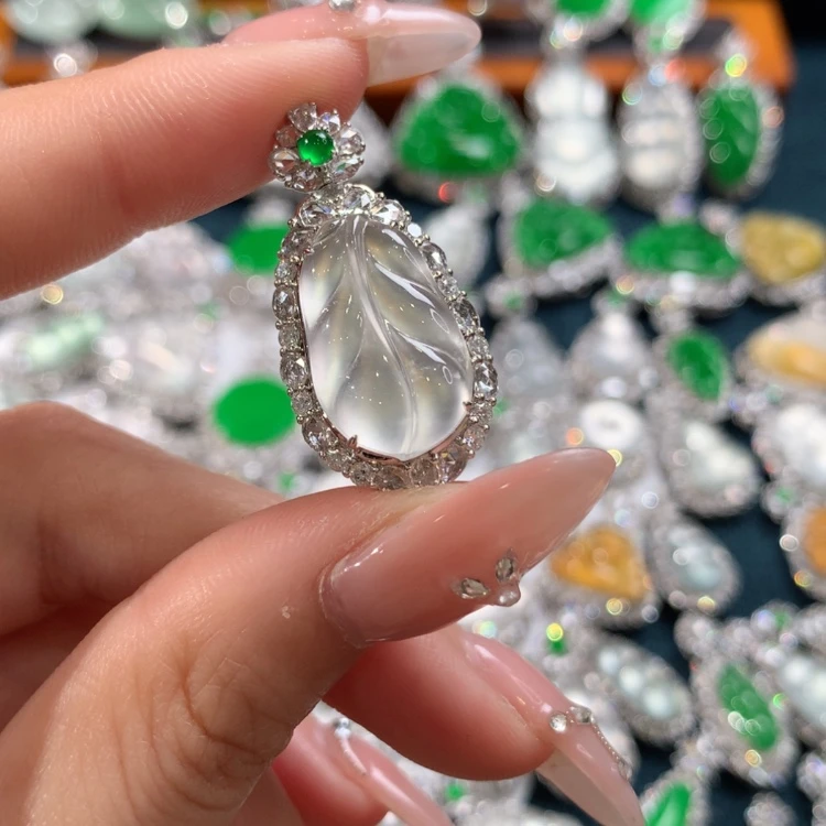 【闪购商品】翡翠颈饰18K金镶嵌叶子