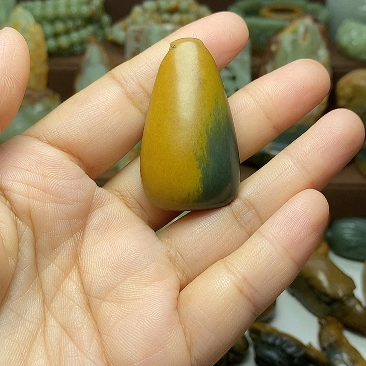 长***哥颈饰未镶嵌岫岩河磨玉（透闪石质玉）