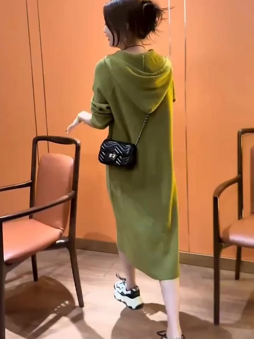 欧货简约风百搭绿色针织连帽连衣裙新款宽松显瘦裙子女2025年秋季