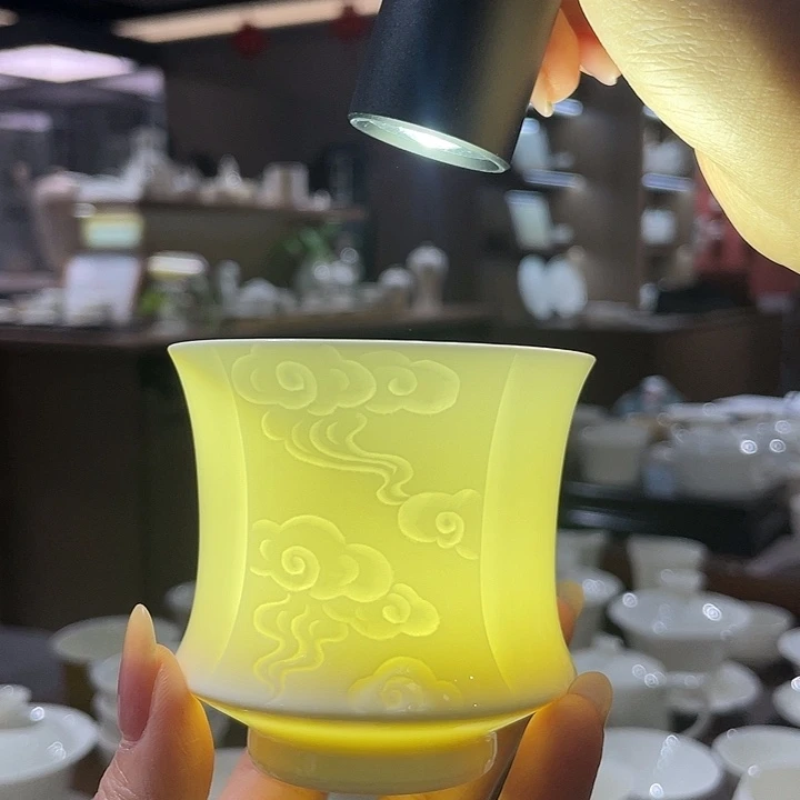 大宋定瓷束腰祥云微瑕款