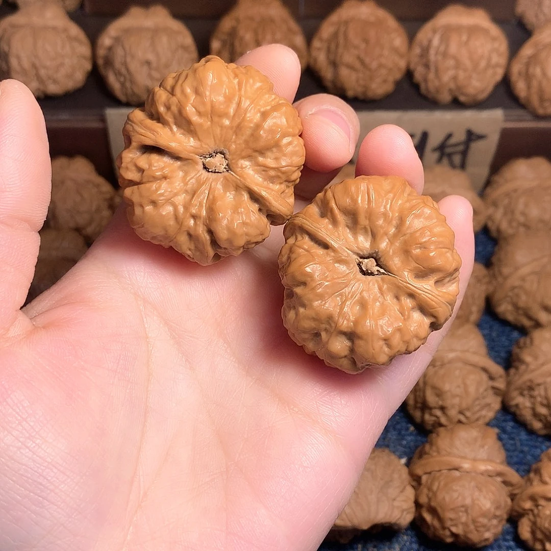 桃核吊坠依***?蛤蟆核桃