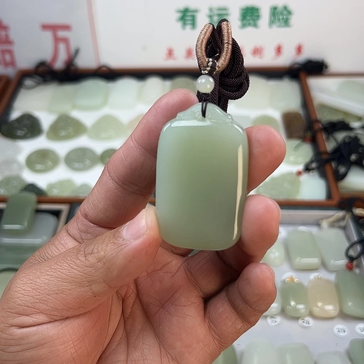 断****和田玉未镶嵌颈饰