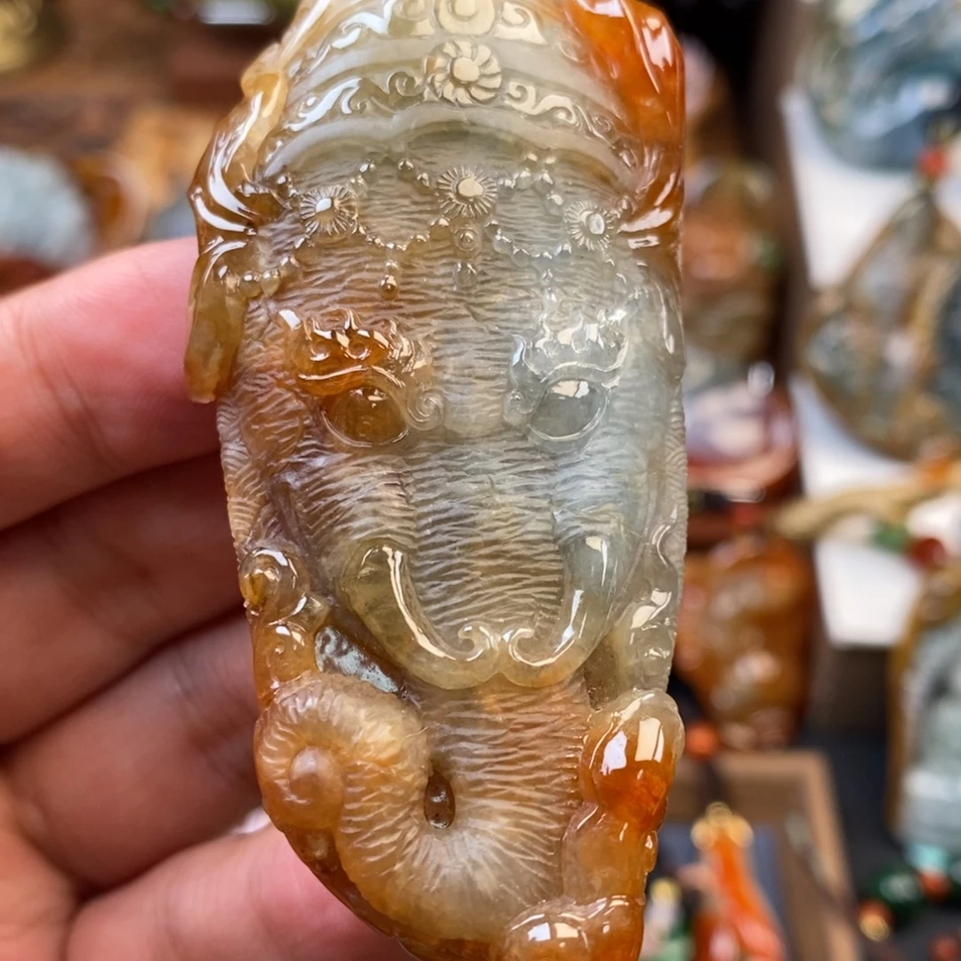 翡翠未镶嵌颈饰象财神