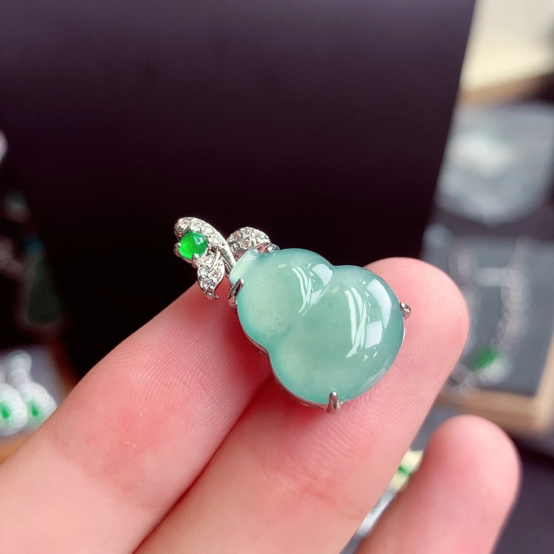 翡翠未镶嵌颈饰挂件