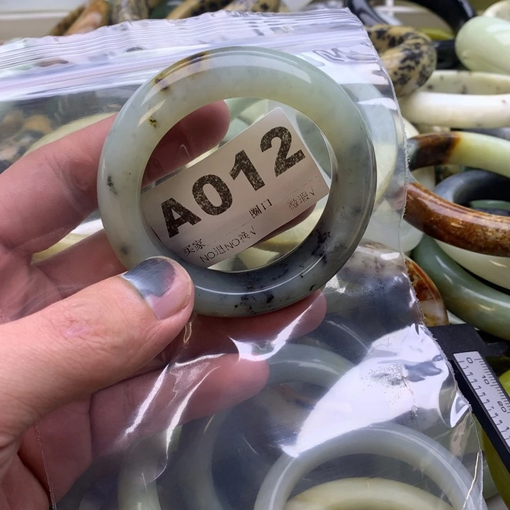 娜***妈蛇纹石玉未镶嵌手镯