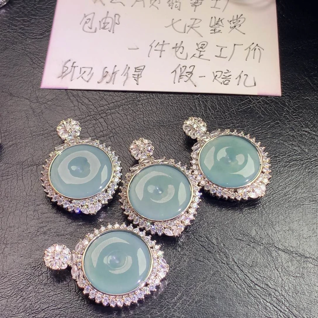 翡翠颈饰未镶嵌平安扣