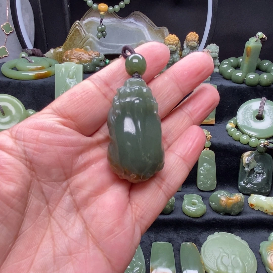 未镶嵌岫岩河磨玉（透闪石质玉）挂件
