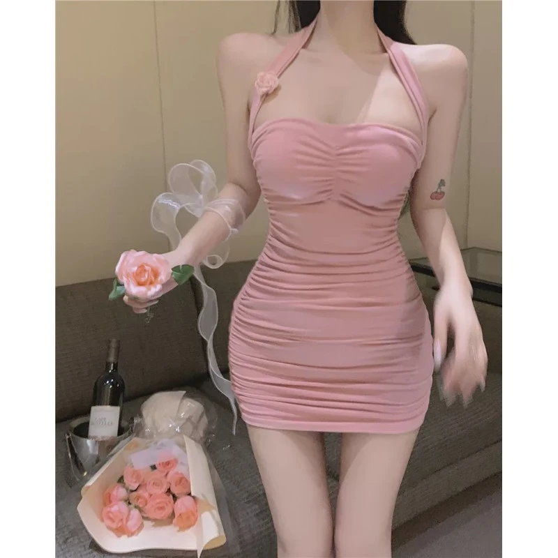 玫瑰粉色挂脖吊带连衣裙女春季纯欲甜辣妹性感包臀一字肩抹胸裙子