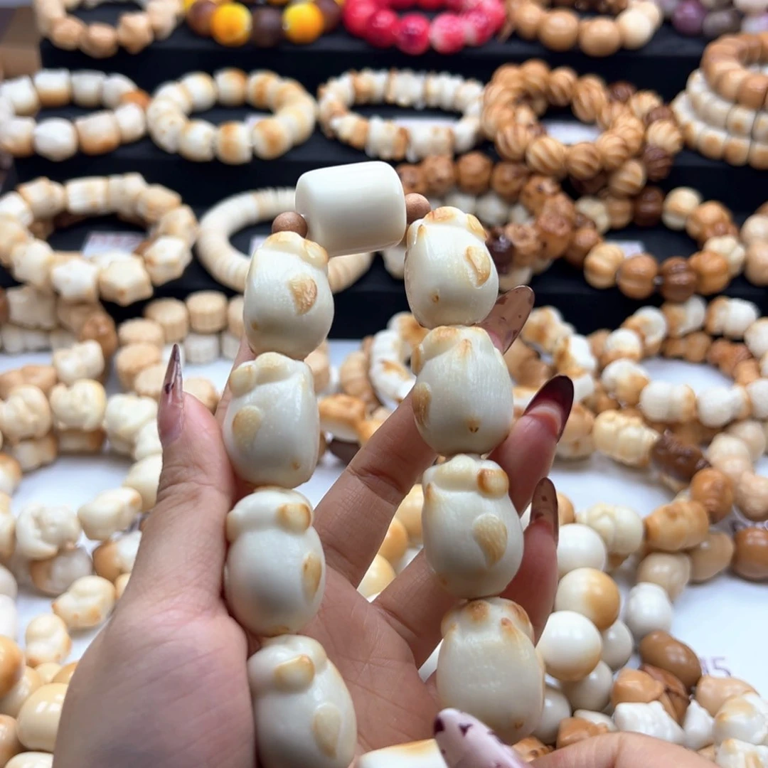 吊坠白玉菩提30卡飞天猪猪手持烤色