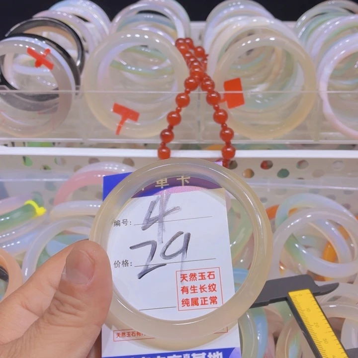 戴***浅玛瑙/玉髓未镶嵌手镯4