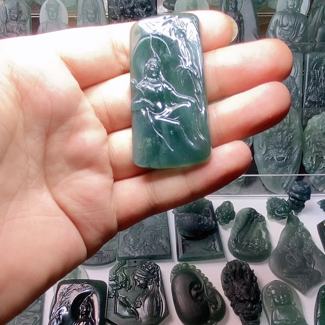 翡翠未镶嵌颈饰观音