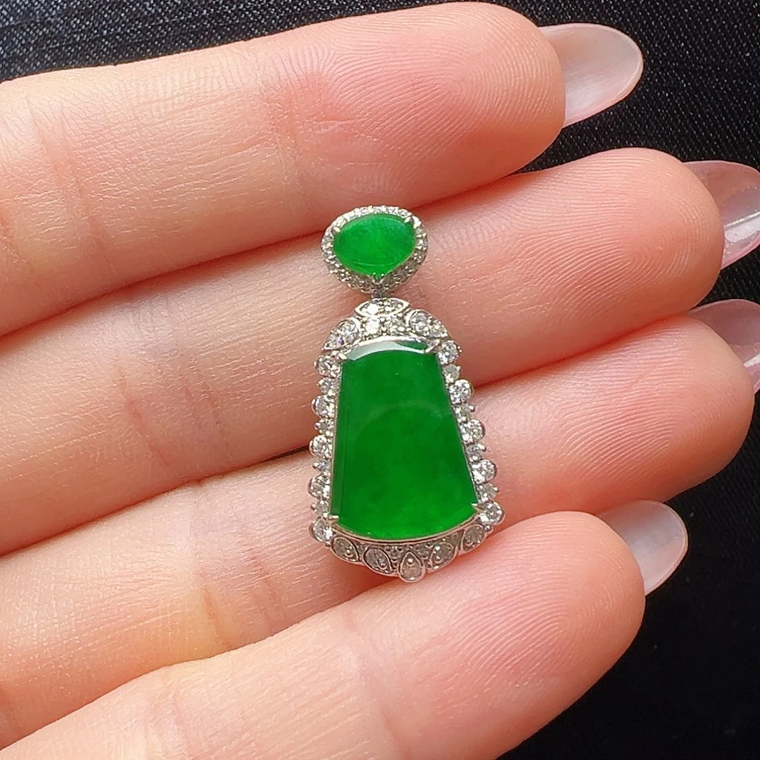 翡翠18K金镶嵌颈饰无事牌吊坠