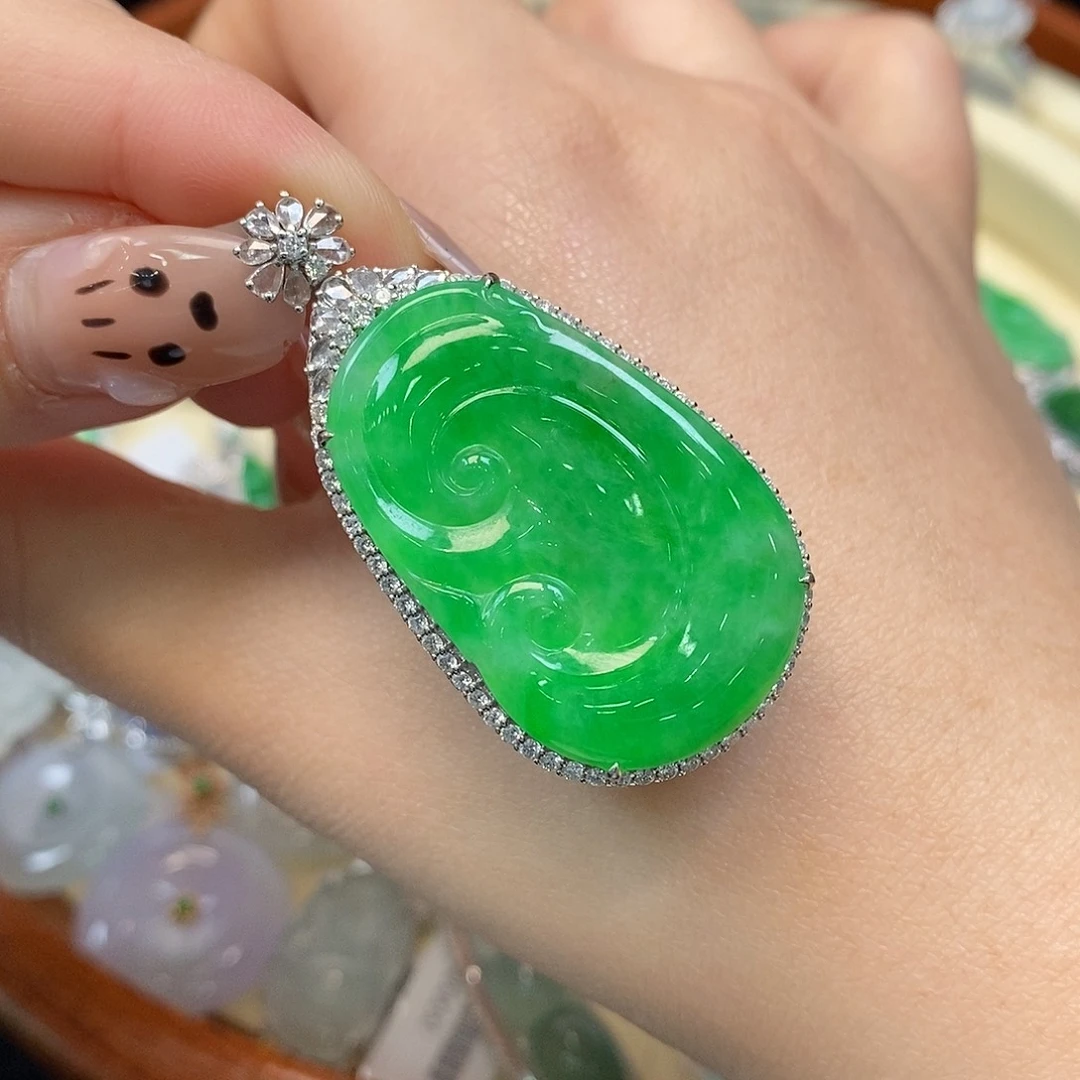 翡翠吊坠(不含链)18K金镶嵌如意