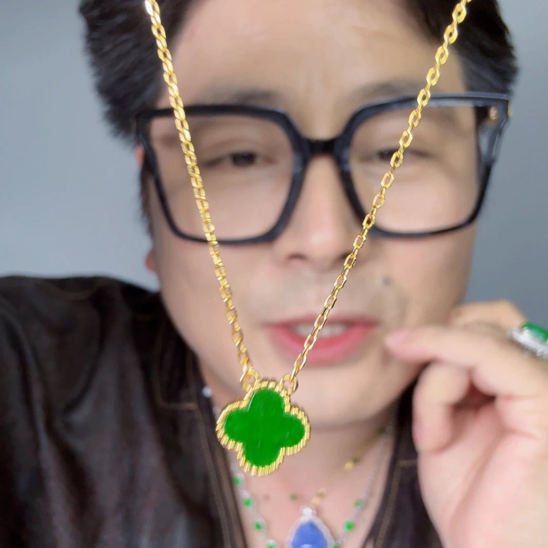 翡翠未镶嵌颈饰一件