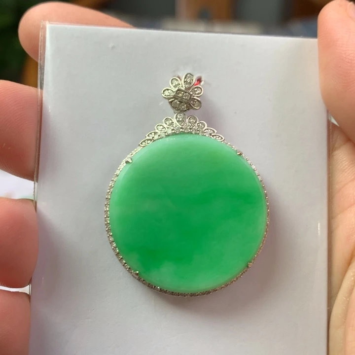 翡翠18K金镶嵌颈饰翡翠吊坠