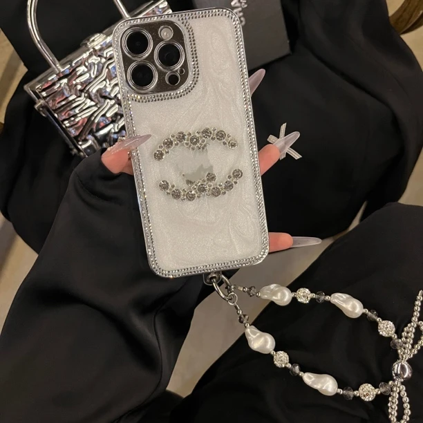 轻奢名媛风水钻边水泥白小香风手机壳适用苹果16promax/15/14/13