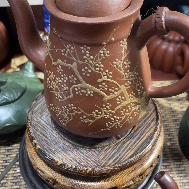 茶壶紫砂原矿泥料手工制作的一把紫砂壶。