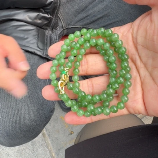 和田玉颈饰未镶嵌俄罗斯卡6粉阳绿带猫，无黑点冰底