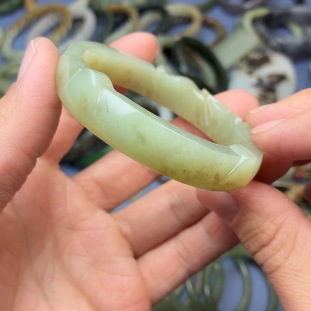 和田玉未镶嵌手镯012，圈口56.8mm且末料，猫咪镯