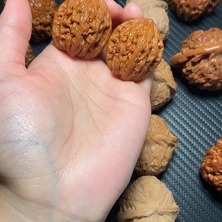 文玩核桃把件虎头手捻。