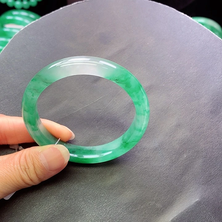 未镶嵌手镯石英质玉