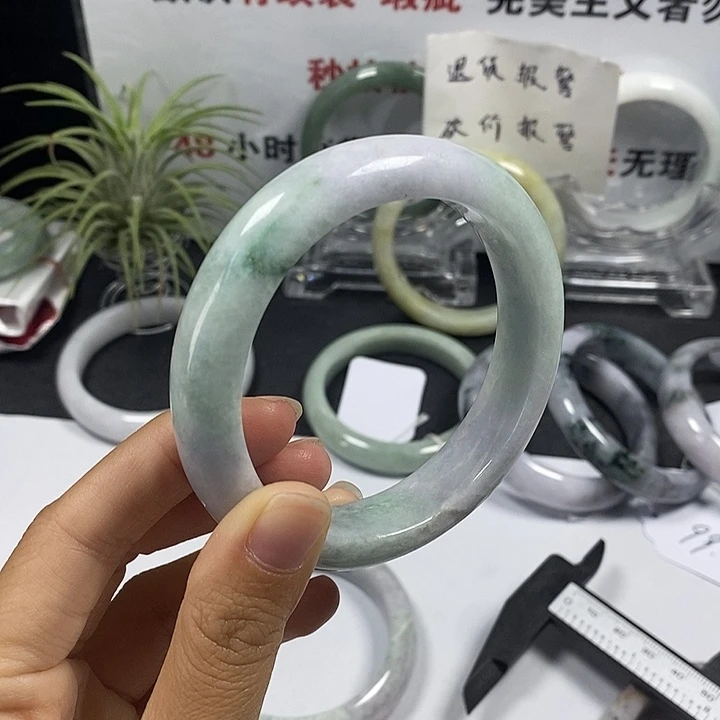 未镶嵌手镯翡翠56号。 58圈