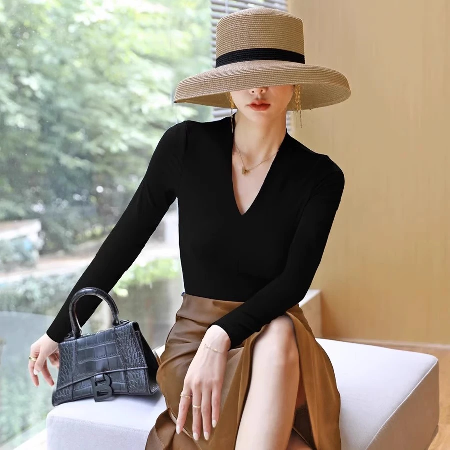 秋季复古V领针织衫女2025新款修身黑色气质上衣内搭薄款打底毛衣