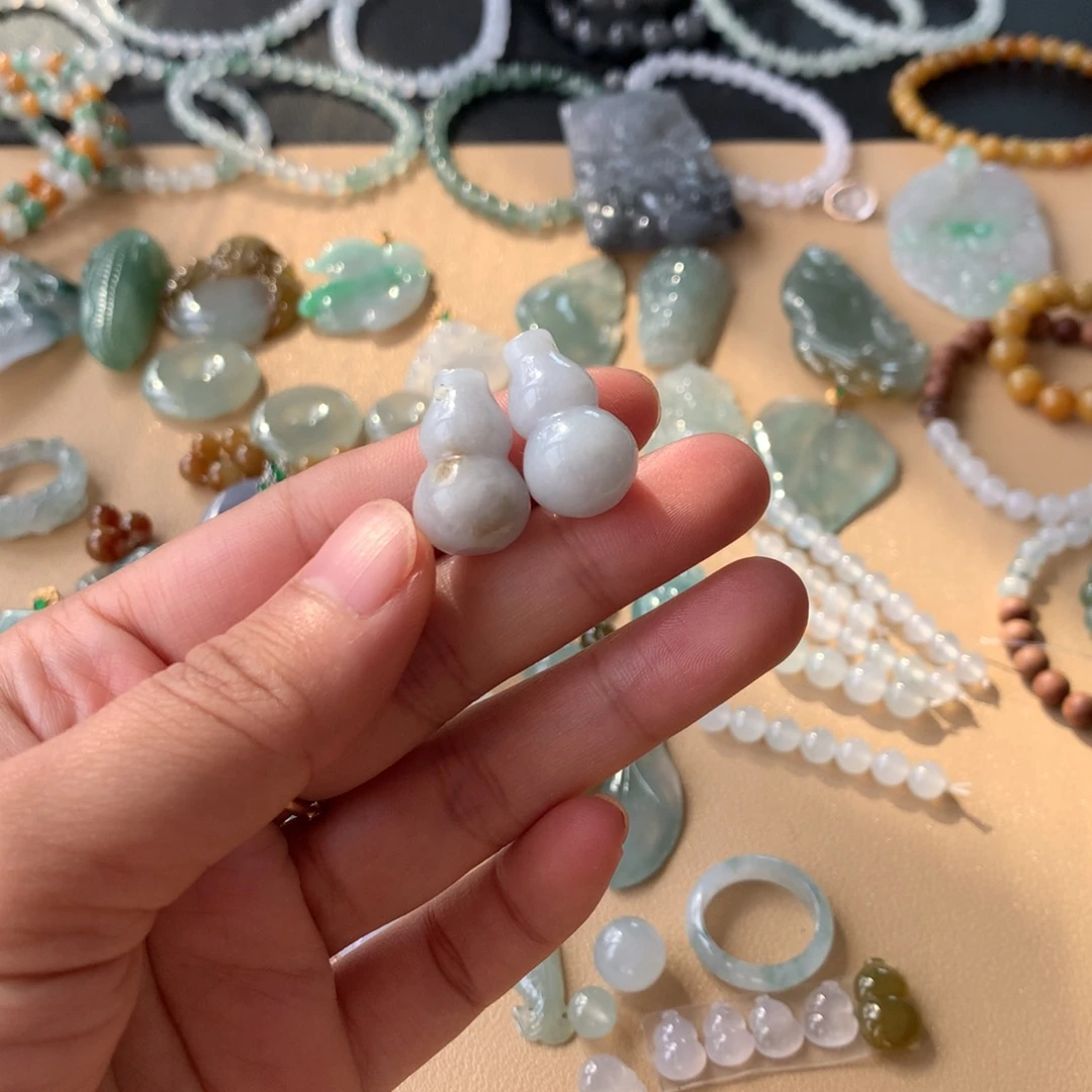 翡翠未镶嵌颈饰葫芦