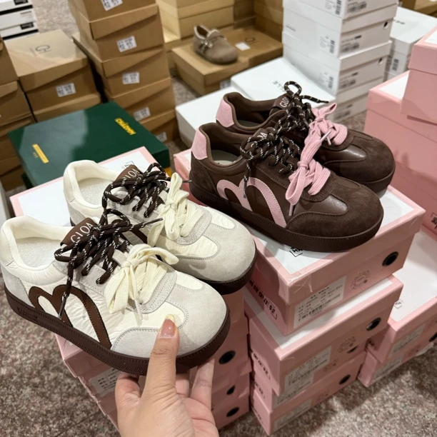 君君猪皮德训鞋跟高3厘米oyg53249b