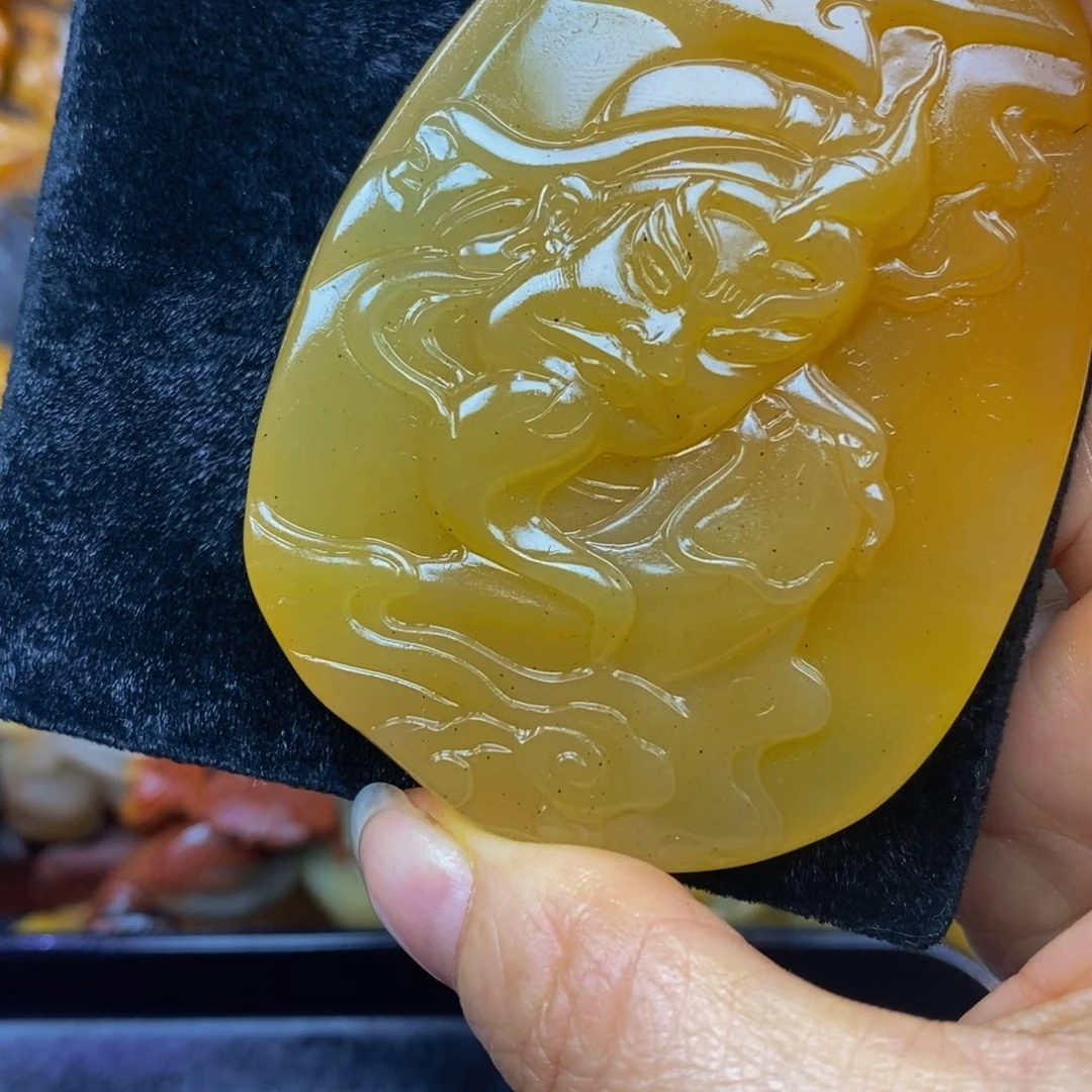 未镶嵌石英质玉（黄龙玉）颈饰