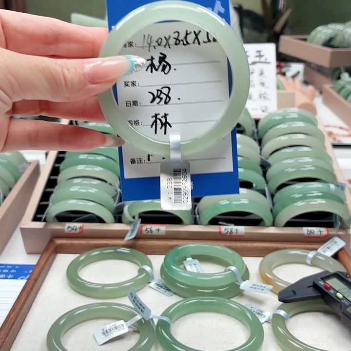 木***易石英质玉未镶嵌手镯