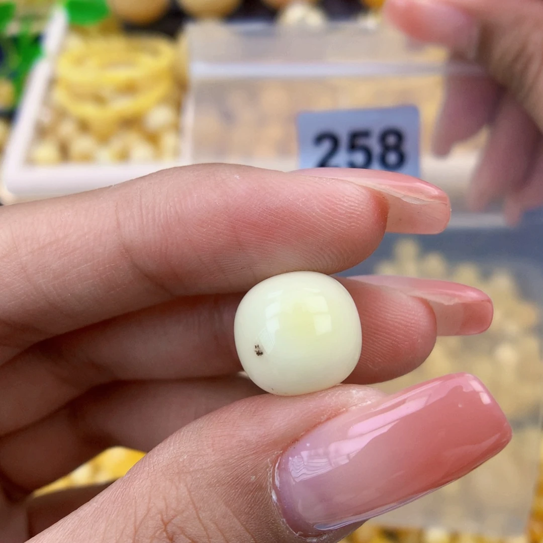 未镶嵌琥珀珠宝奇石12.7