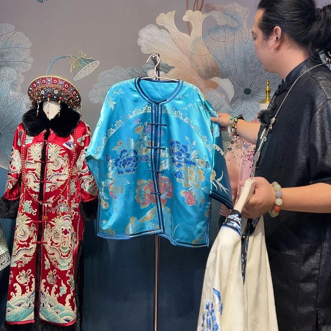 圆领中开老织锦姐姐服