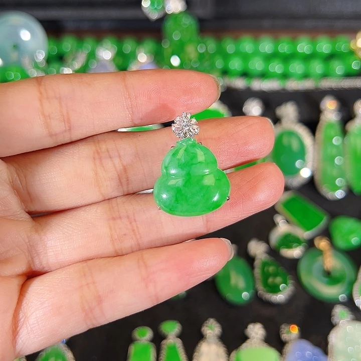 翡翠18K金镶嵌颈饰吊坠