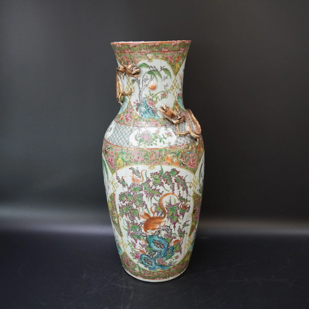 Lot.25100049清咸丰广彩开窗松鼠葡萄纹赏瓶 高：约60.7cm